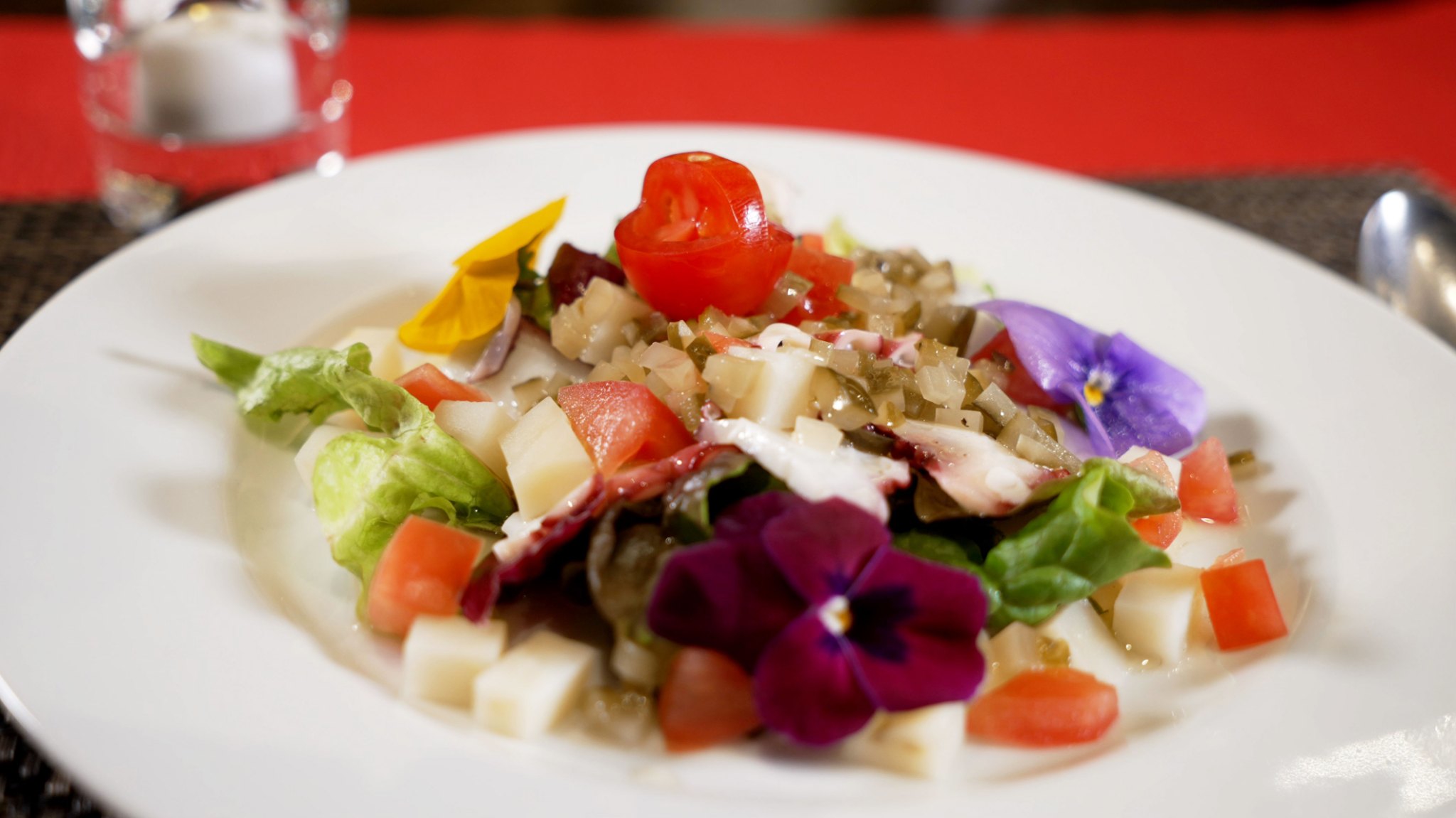 タコのグリーンソース添え